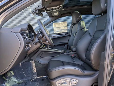 Certified 2026 Porsche Macan AWD/4WD image 5