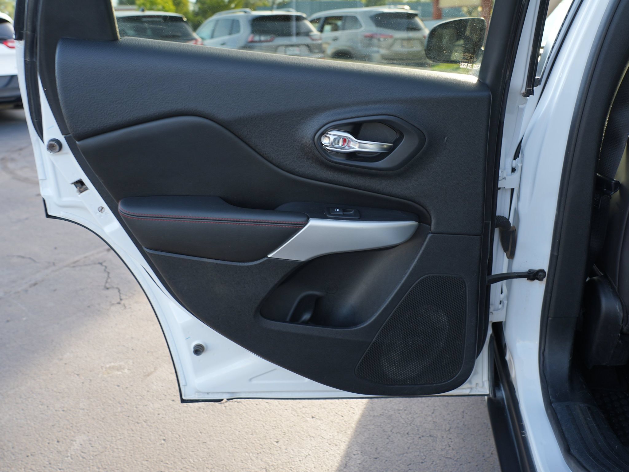 Used 2017 Jeep Cherokee Trailhawk AWD/4WD image 19