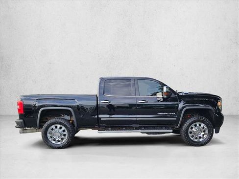 Used 2018 GMC Sierra 2500 Denali w/ Duramax Plus Package AWD/4WD image 4