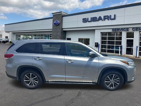 Used 2018 Toyota Highlander XLE AWD/4WD image 2