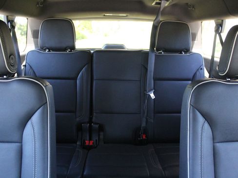 Used 2023 Chevrolet Suburban Premier image 15