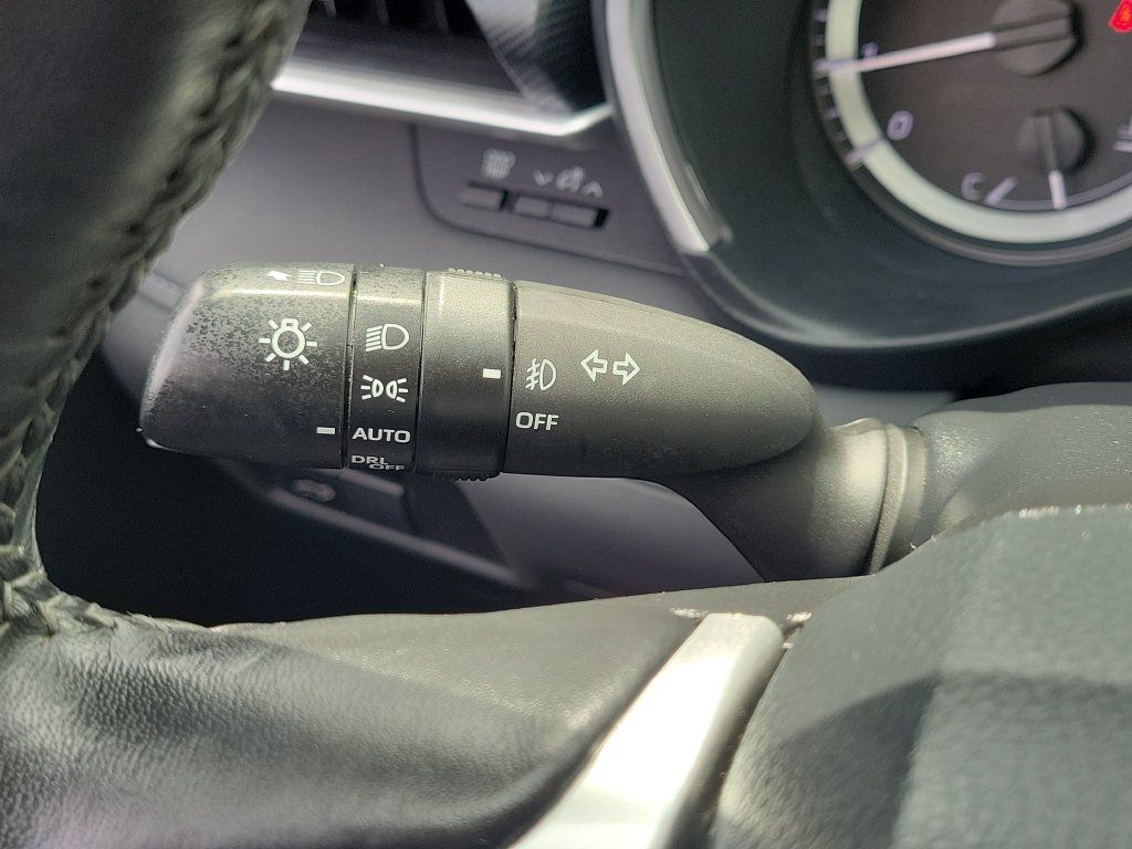 Used 2024 Toyota Highlander XSE FWD image 12