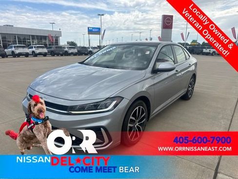 Used 2025 Volkswagen Jetta SE FWD image 1