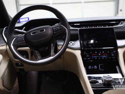 Used 2025 Jeep Grand Cherokee L Limited w/ Luxury Tech Group II AWD/4WD image 8