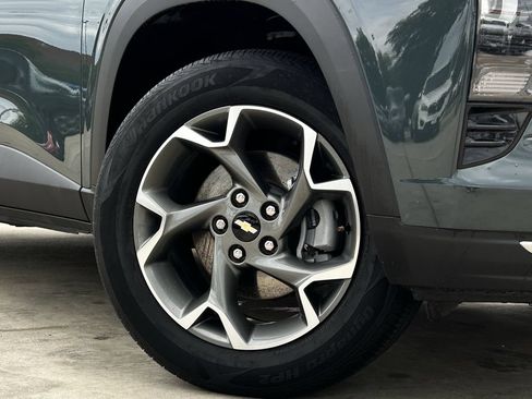 Used 2025 Chevrolet Trax LT FWD image 11