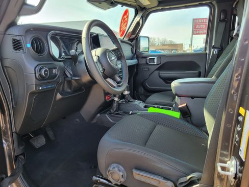 Used 2025 Jeep Wrangler Unlimited Rubicon 4xe w/ Convenience Group image 7