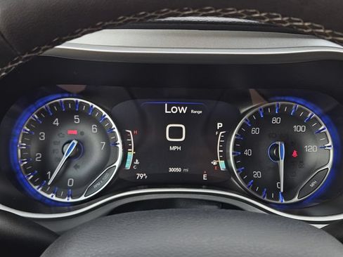 Used 2024 Chrysler Pacifica Touring FWD image 19