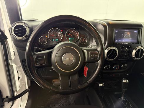 Used 2017 Jeep Wrangler Unlimited Sahara AWD/4WD image 14