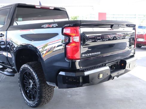 Used 2019 Chevrolet Silverado 1500 Custom w/ Custom Convenience Package AWD/4WD image 9
