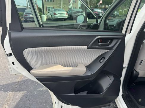 Used 2018 Subaru Forester 2.5i Premium w/ All-Weather Package image 11