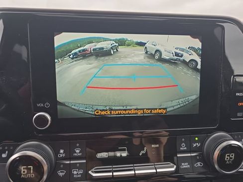 Used 2023 Toyota Highlander XLE AWD/4WD image 22