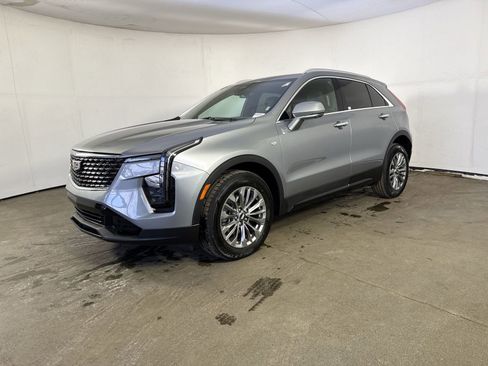 Used 2025 Cadillac XT4 Premium Luxury image 2