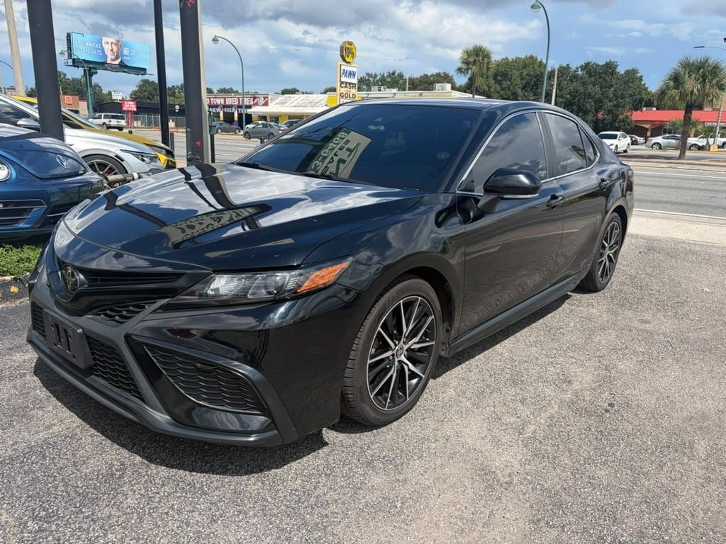Used 2022 Toyota Camry SE FWD image 1