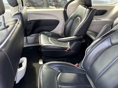 Used 2023 Chrysler Pacifica Limited FWD image 23