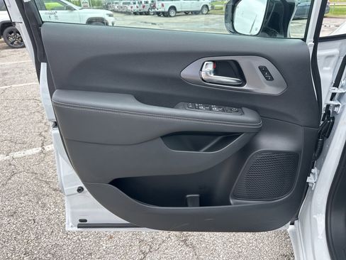 New 2026 Chrysler Pacifica Select image 56