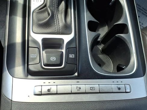 Used 2023 Kia Carnival LX FWD image 23