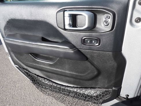 Used 2018 Jeep Wrangler Unlimited Sahara image 12