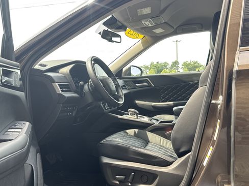 Used 2023 Mitsubishi Outlander SEL AWD/4WD image 9