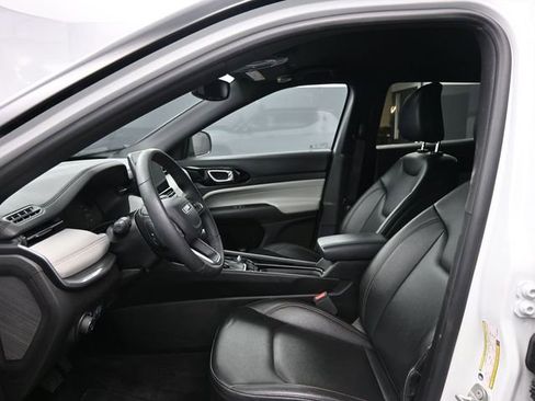 Used 2024 Jeep Compass Limited image 17