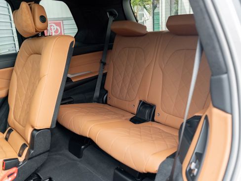 Used 2023 BMW X7 M60i image 39