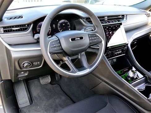 Used 2025 Jeep Grand Cherokee Laredo image 9