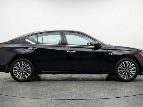 Used 2025 Nissan Altima 2.5 SV image 11