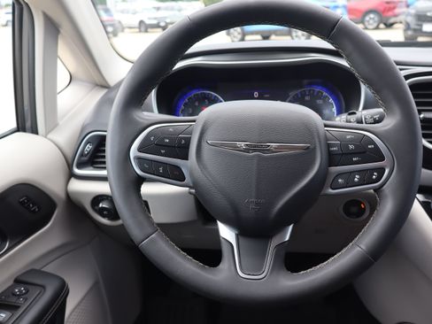 Used 2023 Chrysler Pacifica Touring-L FWD image 16
