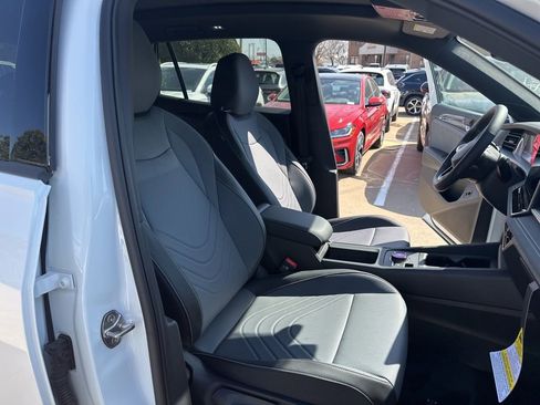 New 2026 Volkswagen Tiguan SE R-Line AWD/4WD image 18