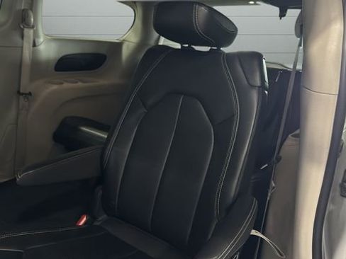 Used 2024 Chrysler Pacifica Touring-L image 25