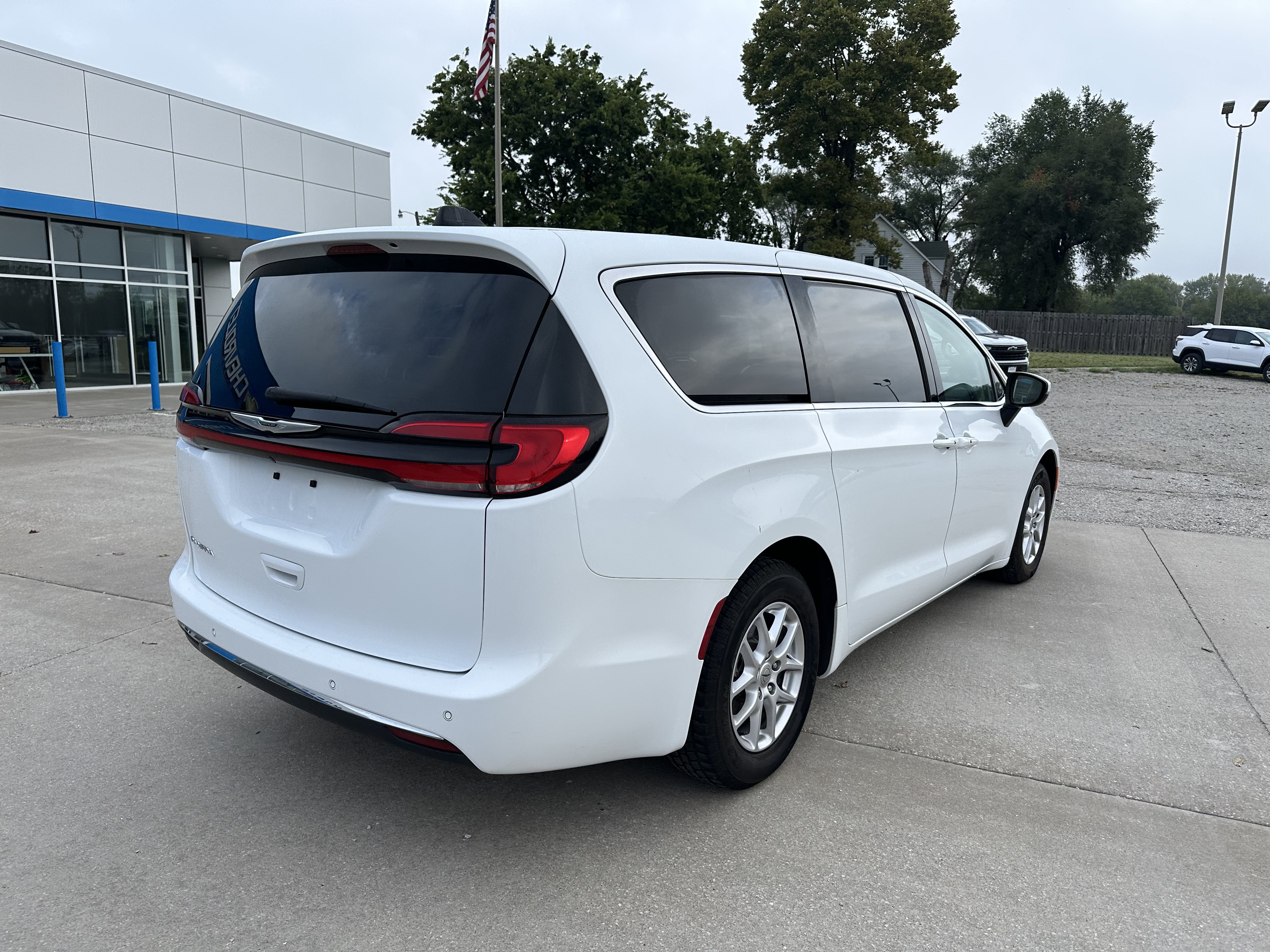 Used 2023 Chrysler Pacifica Touring-L FWD image 5