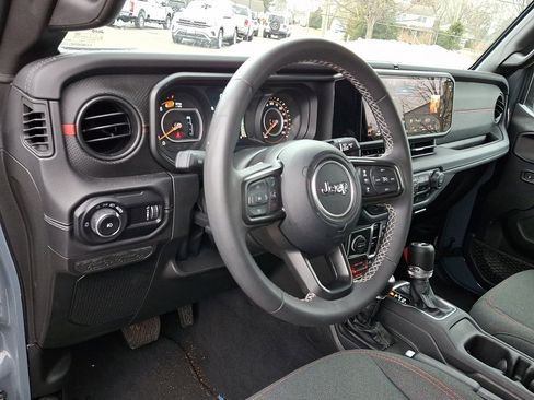 Used 2025 Jeep Wrangler Unlimited Rubicon image 25