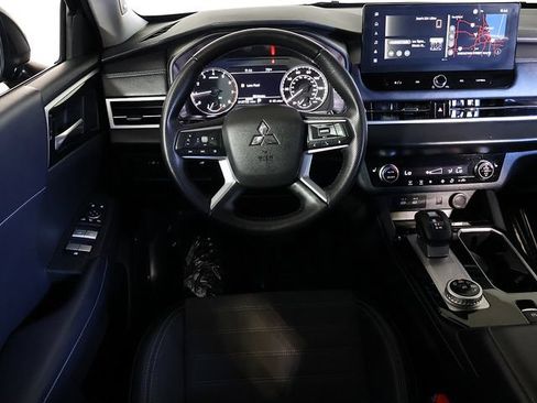 Used 2025 Mitsubishi Outlander SE FWD image 3