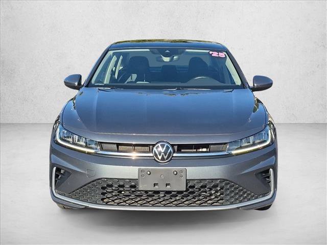 Used 2025 Volkswagen Jetta SE FWD image 2