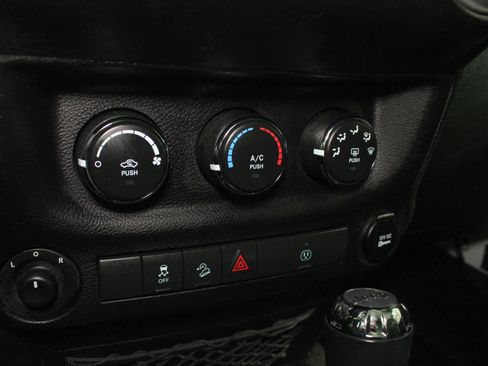 Used 2016 Jeep Wrangler Unlimited Rubicon w/ Connectivity Group AWD/4WD image 22