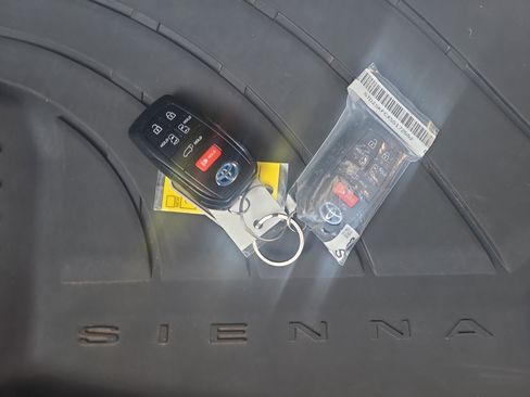 Used 2025 Toyota Sienna Limited image 33
