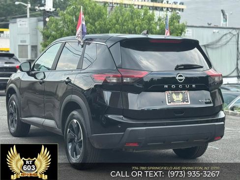 Used 2024 Nissan Rogue SV image 4