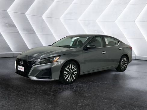 Used 2024 Nissan Altima 2.5 SV image 3