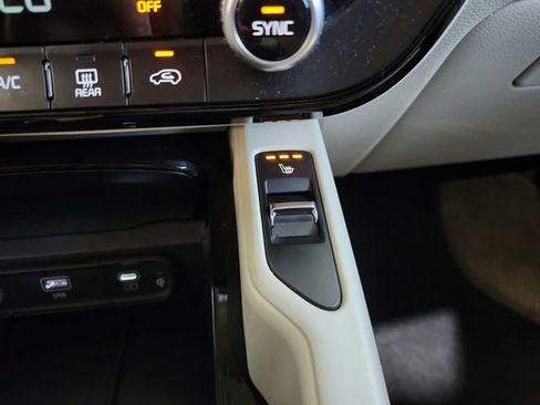 Certified 2024 Kia Telluride S w/ S Sunroof Package FWD image 19