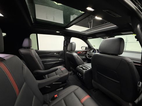 Used 2024 Chevrolet Traverse RS image 30