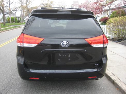 Used 2011 Toyota Sienna XLE w/ Premium Pkg image 5