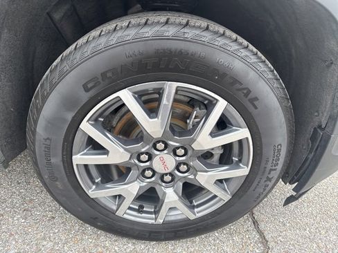 Used 2023 GMC Acadia SLT w/ Preferred Package image 9