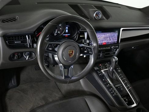 Certified 2021 Porsche Macan image 4