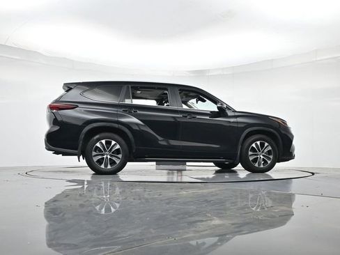 Used 2024 Toyota Highlander XLE AWD/4WD image 38
