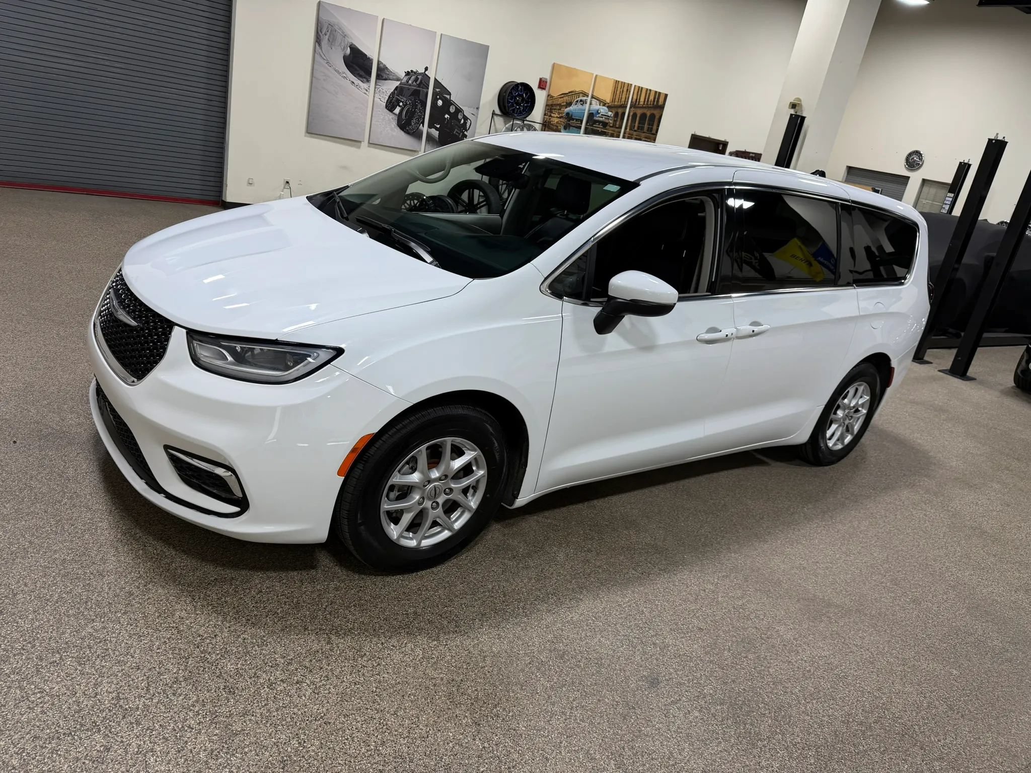 Used 2023 Chrysler Pacifica Touring-L FWD image 9