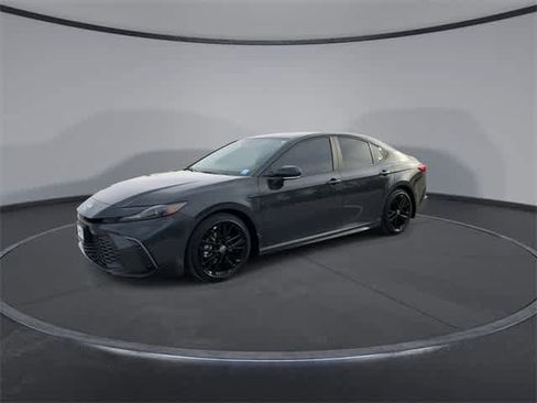 Used 2025 Toyota Camry SE image 4