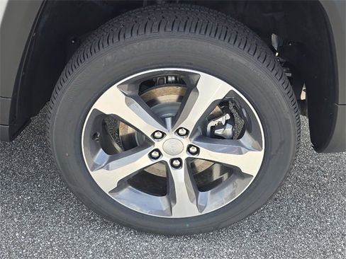 New 2025 Jeep Grand Cherokee L Limited w/ Trailer Tow Package image 8