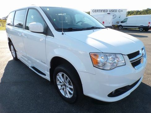 Used 2018 Dodge Grand Caravan SXT w/ Rear Park Assist Package image 6