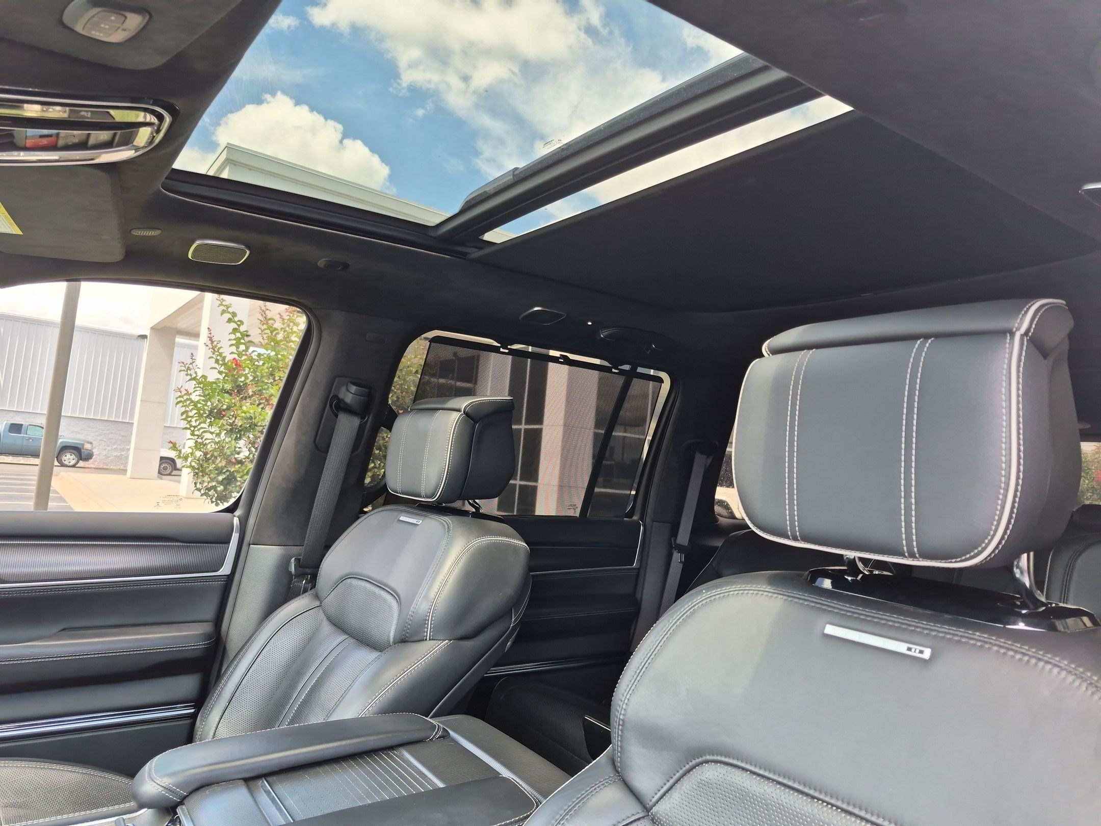Used 2022 Jeep Grand Wagoneer Series II AWD/4WD image 12