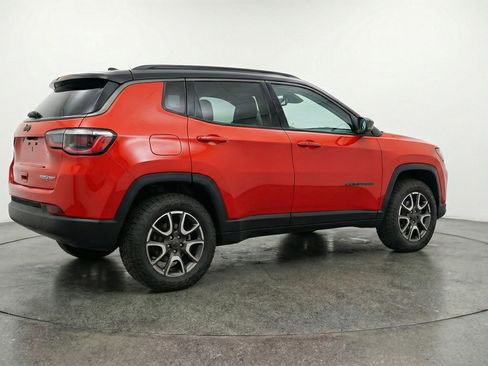 Used 2025 Jeep Compass Trailhawk AWD/4WD image 9