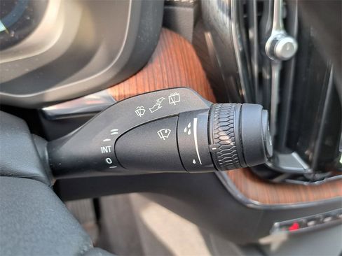 Used 2023 Volvo XC60 B5 Ultimate w/ Climate Package image 8